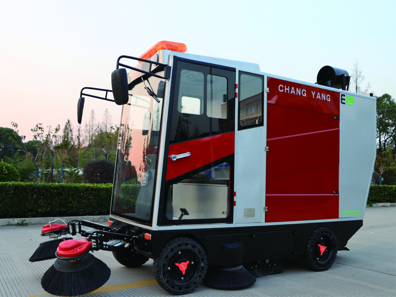 四轮驾驶式扫地车(图1)